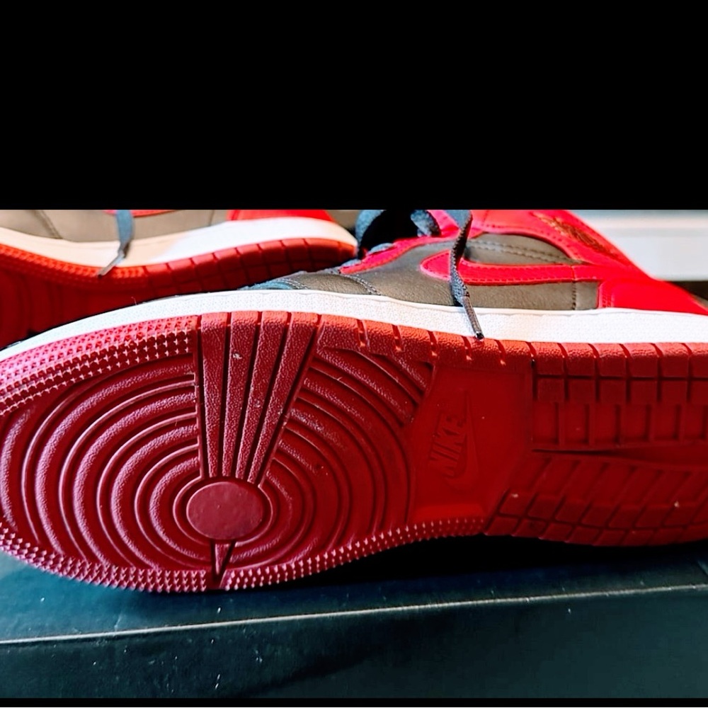 Nike shoes (Big Girls) - Picture 6 of 10